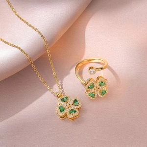 Set gioielli trifoglio dorato con zirconi verdi a cuore e dettagli in diamanti bianchi