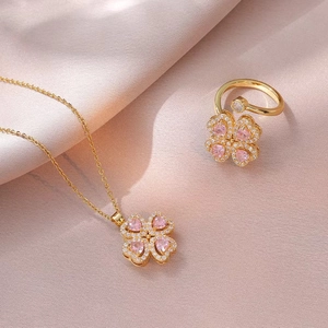 Set gioielli trifoglio rosa con collana dorata e anello regolabile abbinato