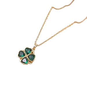 Gouden ketting met klavertje vier hanger gemaakt van groene hartvormige edelstenen