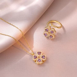 Set collana e anello in oro con zircone viola a forma di cuore e dettagli in micro pavé