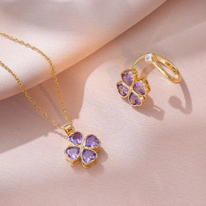 Conjunto de collar y anillo abierto con colgante de trébol de circonita morada