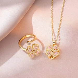 Set collana e anello in oro con ciondoli a quadrifoglio in zircone rosa su seta