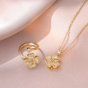 Set gioielli trifoglio dorato con collana girevole e anello aperto con zirconi
