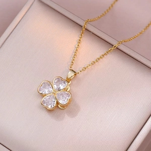 Detalle del colgante de trébol con circonitas de corazón en collar de oro