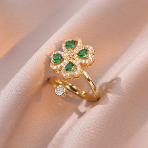 Dettaglio anello quadrifoglio con zirconi verdi a cuore e cristalli su seta rosa