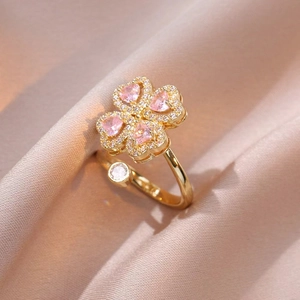 Dettaglio anello quadrifoglio dorato con zirconi rosa a cuore e micro pavé di cristalli