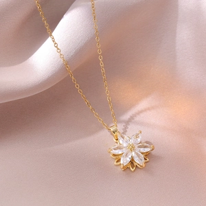 Elegante Halskette aus Gold Titanstahl mit funkelndem Zirkonia Blumenanhänger auf Seide