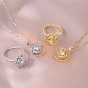 Parure De Bijoux Fleur Rotative Acier Titane Zircon Rose Creuse Collier Et Bague Élégant Mode Design De Niche Pour Femmes