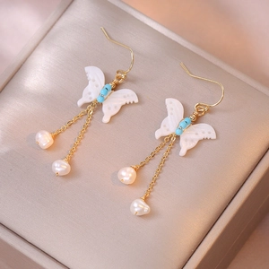 Elegante collana a farfalla con perle e nappine placcata in oro in stile vintage retrò