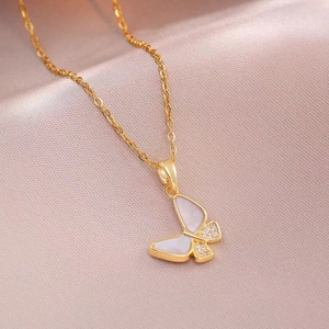 Elegante Schmetterlingskette mit Zirkonia und Perlmutt auf lila Seidenhintergrund