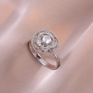 Bague fleur rotative élégante en acier inoxydable poli avec oxydes de zirconium