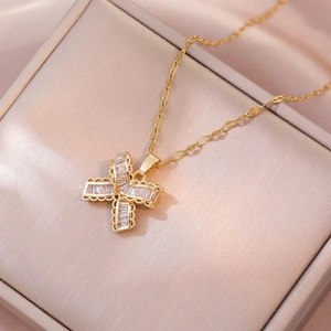 Collier À Pendentif Nœud Papillon Acier Titane Zircone Cubique Mode Simple Chaîne Clavicule Pour Femmes