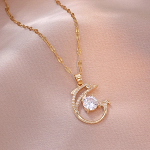 Elegante collar de delfín dorado con pavé de circonitas y gran colgante de cristal brillante