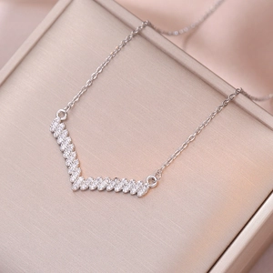 Elegante collar en V de acero de titanio con micro-pavé de circonita sobre tela de seda