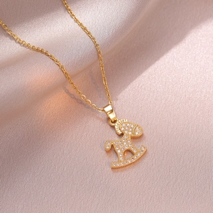 Collana con ciondolo a cavallo a dondolo dorato con cristalli di zircone su seta rosa