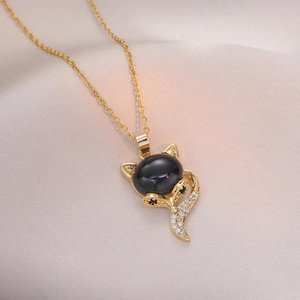 Élégant collier pendentif renard en agate noire avec pavage de cristaux de zircone cubique