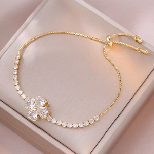 Bracciale quadrifoglio regolabile in oro con zirconi a cuore su portagioie