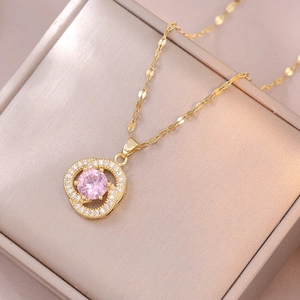 Elegante goldfarbene Halskette mit hohler Spirale und rosa Zirkonia im Zentrum