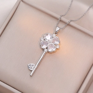 Collier pendentif clé en argent avec pierres en zircon en forme de trèfle à cœur