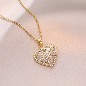 Élégant collier pendentif cœur doré avec oxydes de zirconium carrés sertis en grille