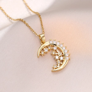 Élégant collier pendentif lune et étoiles dorées orné de cristaux de zircone cubique brillants