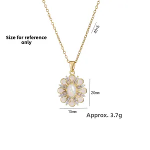 Collier élégant fleur en or avec centre en opale et pétales en émail blanc sur chaîne