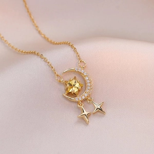 Collier élégant avec pendentif lune et étoile en zircon sur fond de soie rose doux