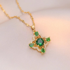 Collier en or avec pendentif fleur en zircon vert émeraude sur soie beige