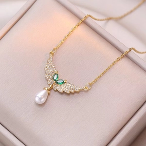 Elegante collana dorata con ali d'angelo, zirconi verdi e ciondolo con perla