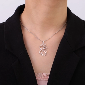 Collar con colgante de gato de acero inoxidable pulido usado por modelo real