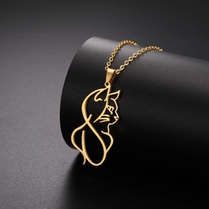 Primer plano del collar dorado minimalista con colgante de silueta de gato de acero inox