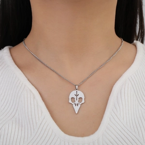 Collar con colgante de calavera de pájaro en acero inoxidable usado por una modelo