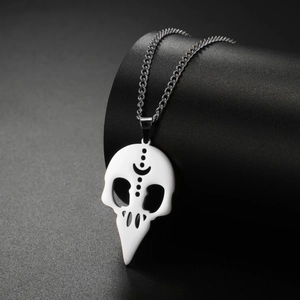 Vista detallada del colgante de calavera punk con grabado de luna sobre fondo oscuro