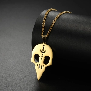 Primer plano del colgante de calavera dorada en acero inoxidable con corte de luna