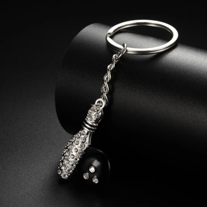 Porte-clés bowling argenté avec strass brillants et boule noire sur support noir