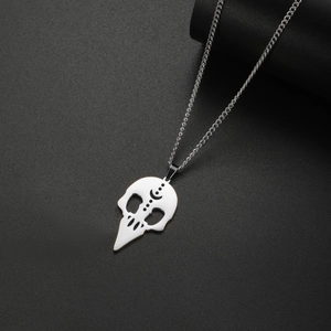 Vista detallada del colgante de calavera de pájaro punk con grabados de luna y estrella