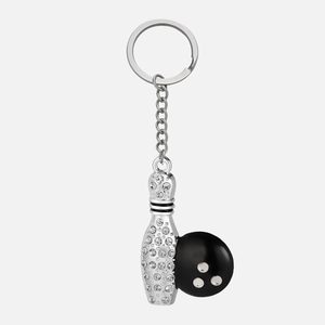 Détail d'un porte-clés bowling plaqué argent avec strass en cristal et boule noire