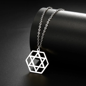 Collana Minimalista in Acciaio Inossidabile con Pendente a Esagramma Esagono Cavo Stella di David Gioielli Regalo Unisex
