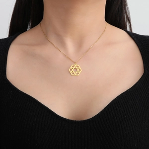 Collana minimalista in oro con ciondolo a esagono cavo e stella per stile quotidiano