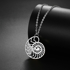 Collana con Pendente a Forma di Conchiglia di Nautilus in Acciaio Inossidabile Geometrico Gioielli a Spirale per Donna