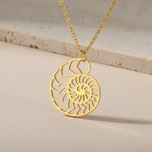 Collana in acciaio dorato con ciondolo a spirale geometrica nautilus e catena a maglie