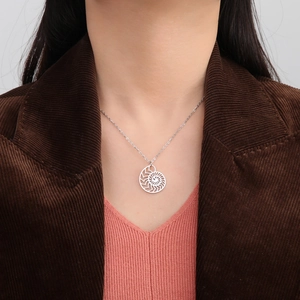 Collana da donna in acciaio inossidabile con pendente nautilus a spirale argento