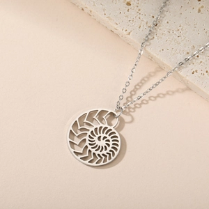 Dettaglio del ciondolo a spirale nautilus in acciaio inossidabile argento con catena