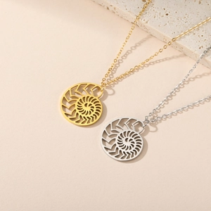 Dettaglio dei ciondoli a spirale nautilus in oro e argento su catene a maglia fine