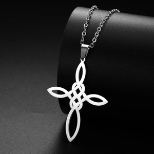 Pendentif nœud celtique en acier inoxydable poli sur support de présentation noir