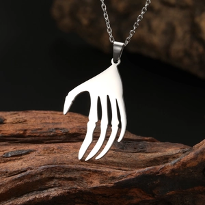 Collier Pendentif Main de Squelette en Acier Inoxydable Gothique Punk Hip Hop Bijoux pour Hommes Femmes Cadeau d'Halloween Accessoire
