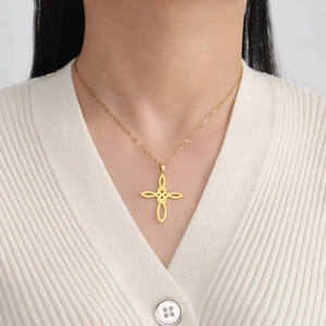 Collier en acier inoxydable doré avec pendentif croix nœud celtique porté par un mannequin