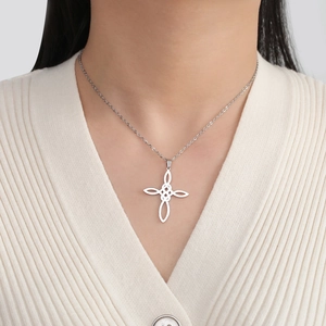 Collier pendentif croix à nœud celtique en acier inoxydable porté par mannequin