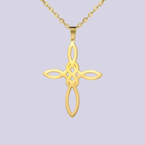 Détail d'un pendentif croix en nœud celtique doré avec une finition métallique polie