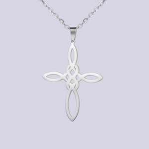 Détail macro du pendentif croix nœud celtique argenté avec chaîne en acier inoxydable
